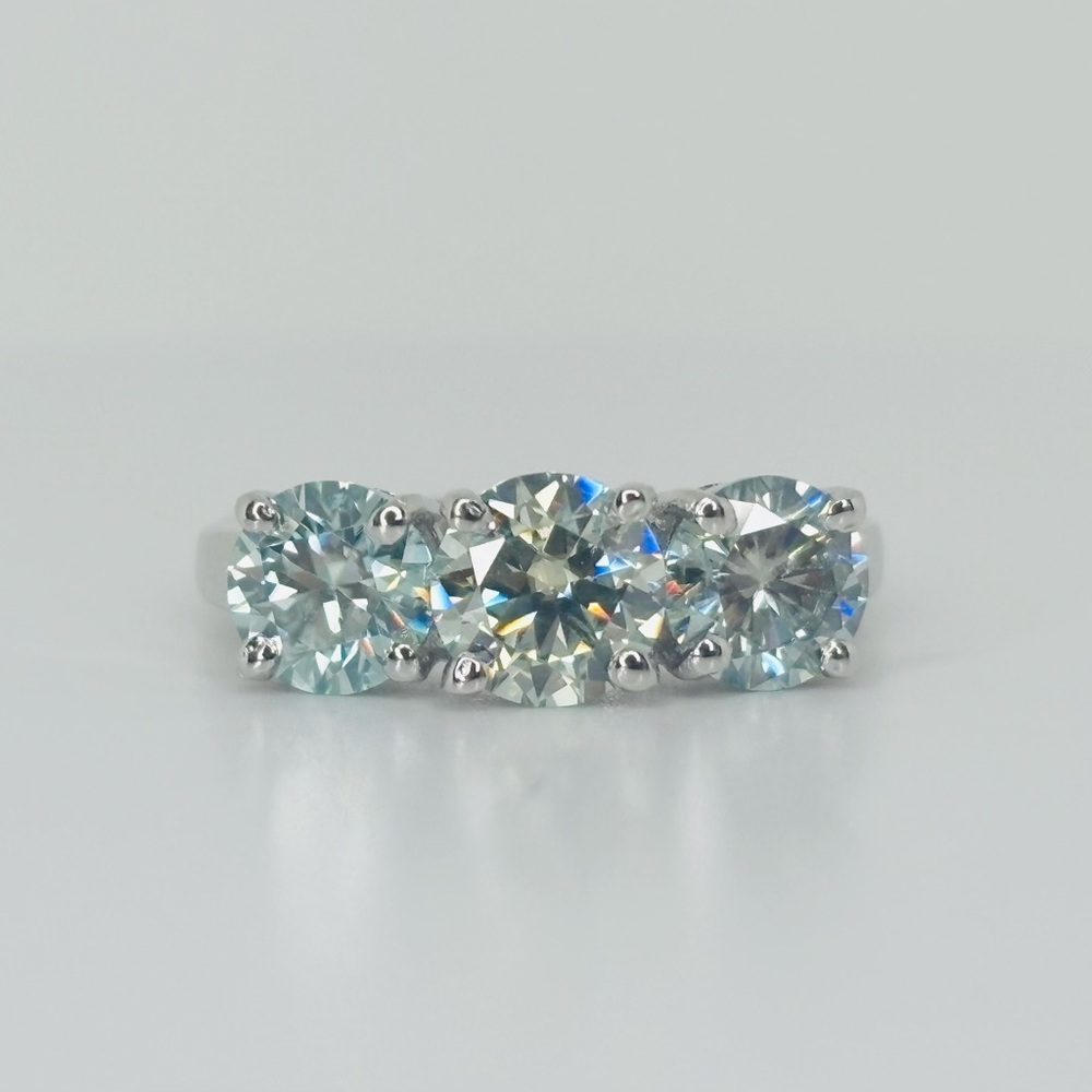 3ct MOISSANITE Ring size 7